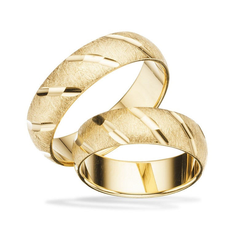 Scrouples vielsesringe i 8 eller 14 karat guld med mat overflade og blankt rillemønster, 6 mm.